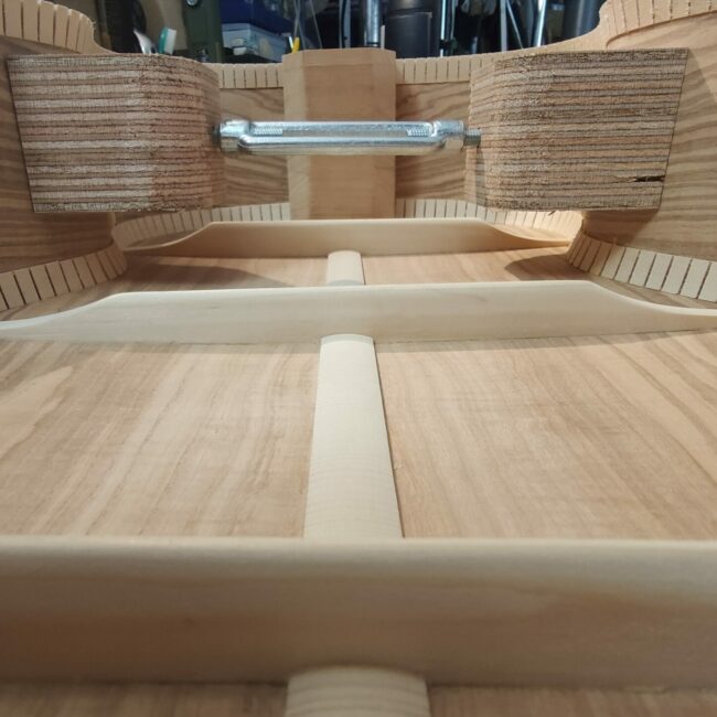 intérieur guitare OM frêne olivier. Lutherie Thomas NOËL