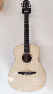 Modèle de guitare OM en frêne olivier. Lutherie Thomas NOËL