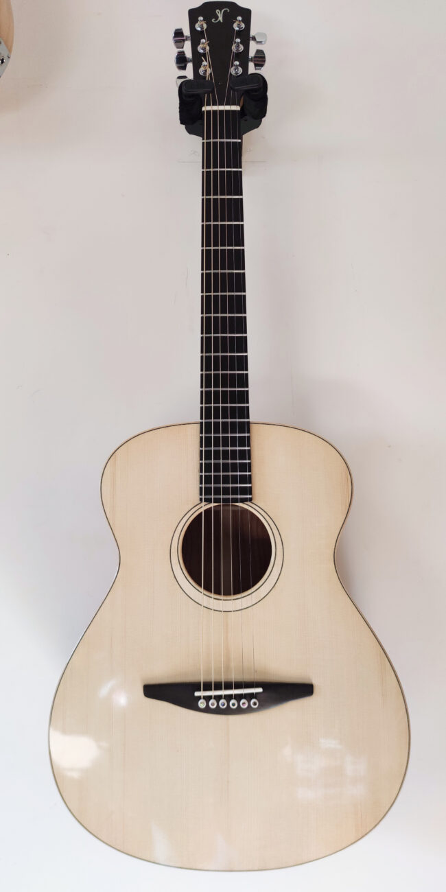 Mod&egrave;le de guitare OM en fr&ecirc;ne olivier. Lutherie Thomas NO&Euml;L