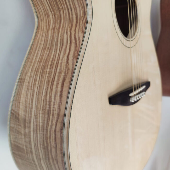 Modèle de guitare OM en frêne olivier. Lutherie Thomas NOËL