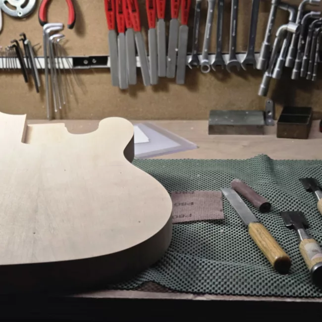 Fabrication basse Mylio chez Lutherie Thomas NOËL