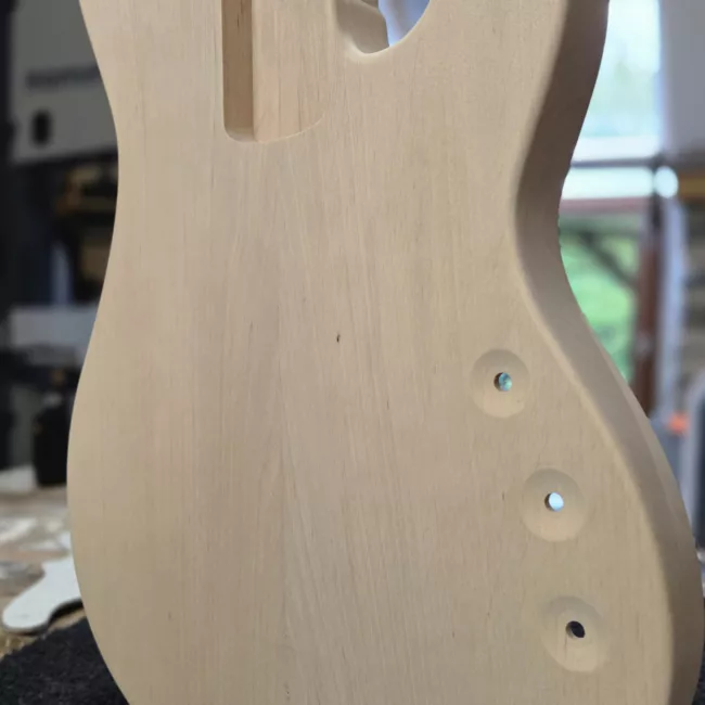 Fabrication basse Mylio chez Lutherie Thomas NOËL