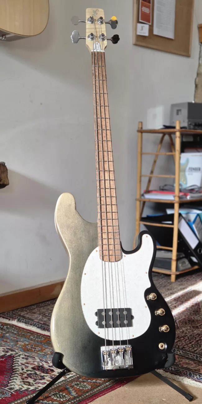 Mod&egrave;le de basse en aulne, manche en &eacute;rable ond&eacute; et touche en noyer. Lutherie Thomas NO&Euml;L